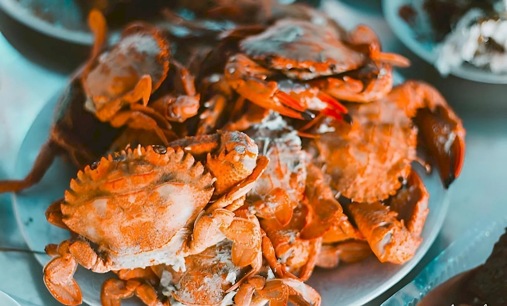 Cua đá được du khách yêu thích bởi thịt cua chắc, ngọt thanh và hương thơm đặc biệt